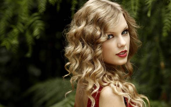 Taylor Swift - Cabelo cacheado