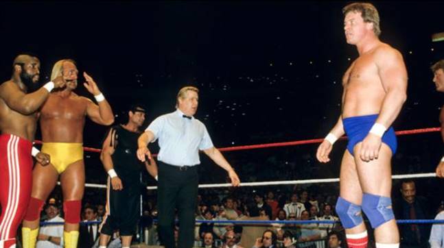 Hulk Hogan e Mr. T venceram Roddy Piper e Paul Orndorff
